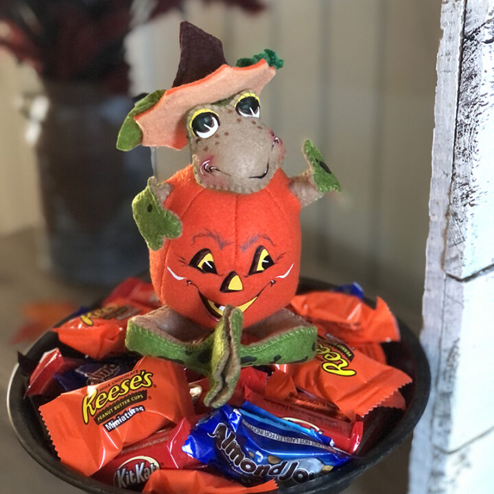 311122 5in Jack-O-Lantern Frog-WEB